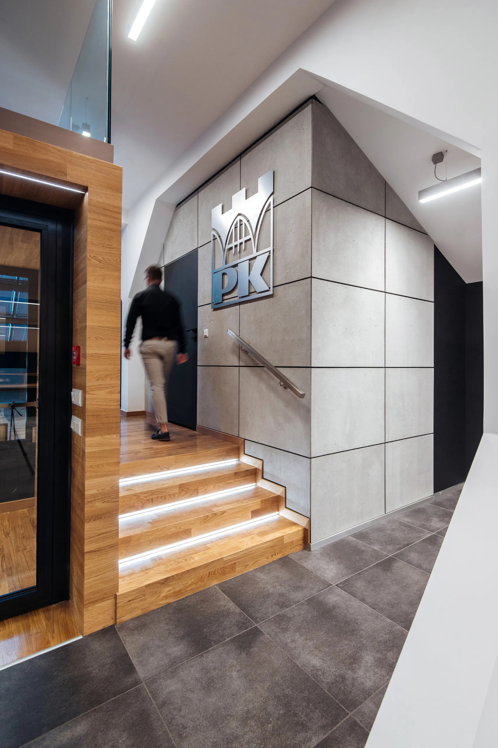 Beton architektoniczny ConcreAte — wnętrze z płytami betonowymi na ścianie