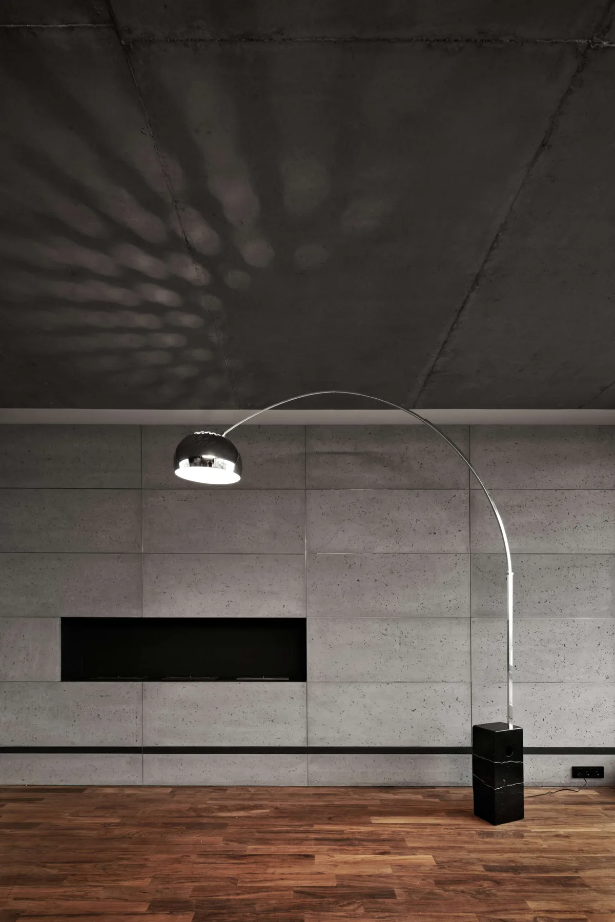 Beton dekoracyjny na ścianie za telewizorem