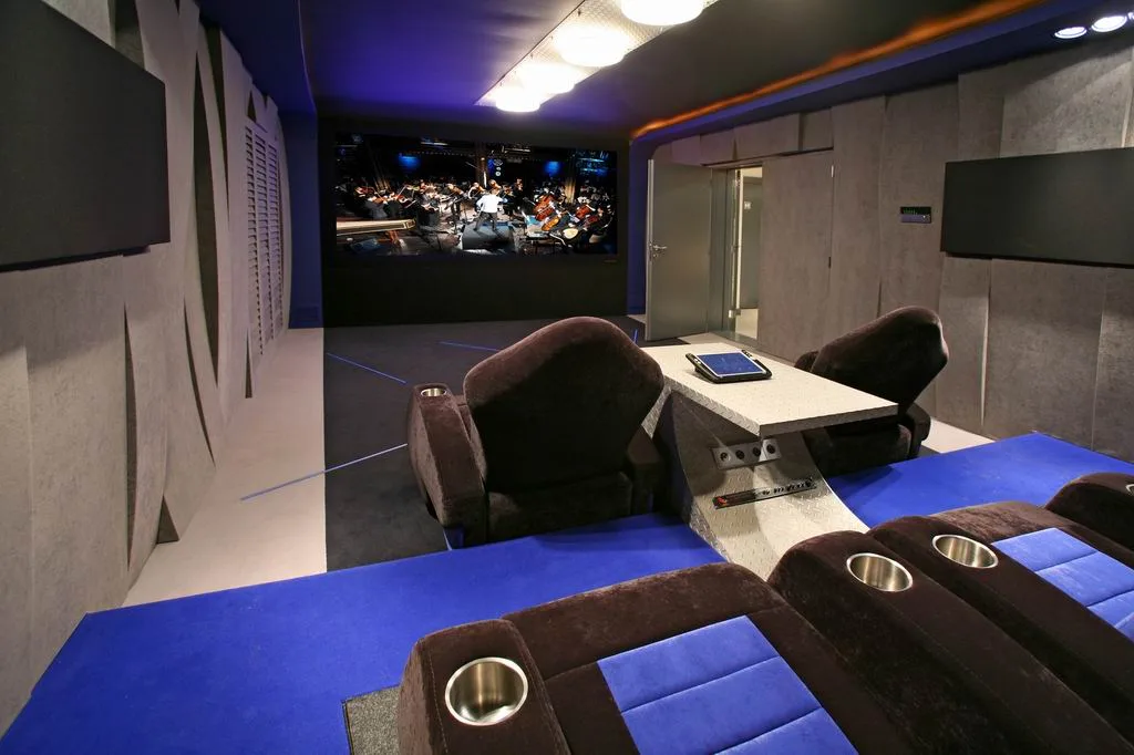 Beton architektoniczny — przestrzenie komercyjne Art Cinema / Kraków