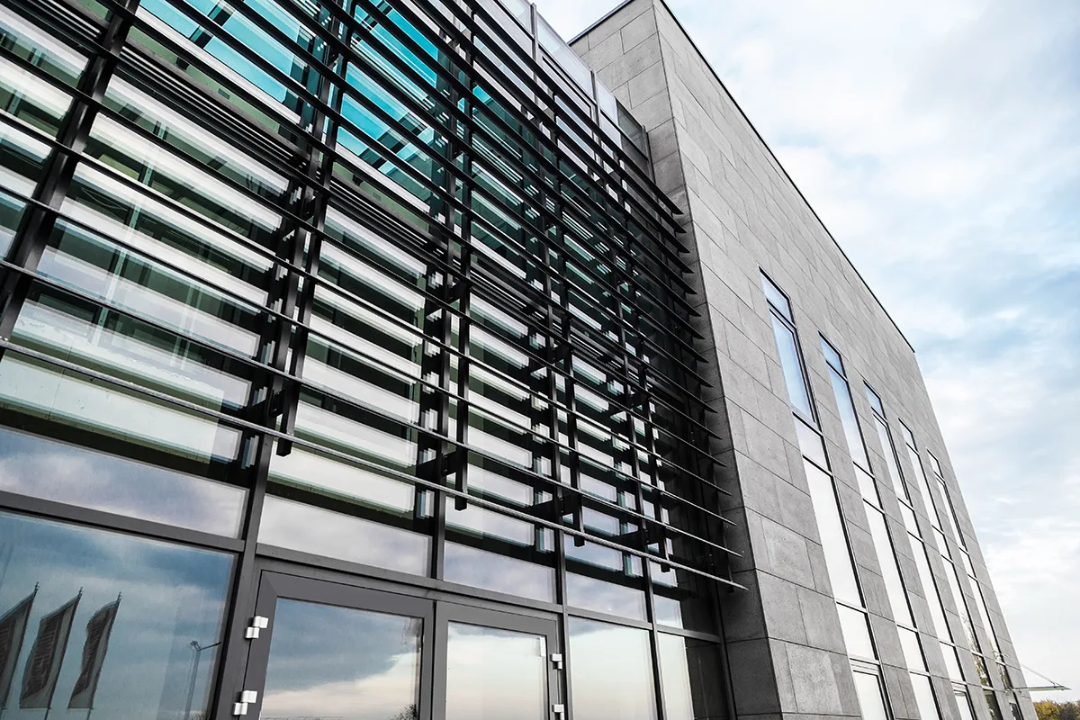 Beton architektoniczny — elewacja Celon Pharma / Kiełpin