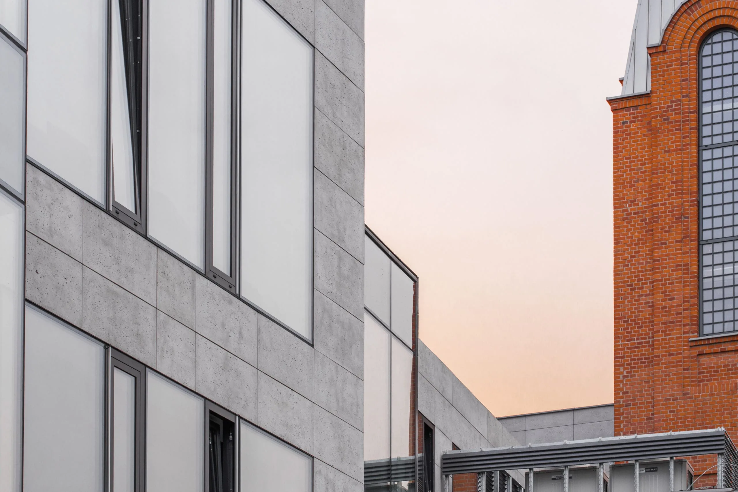 Beton architektoniczny — elewacja Hotel & Spa Fabryka Wełny / Pabianice