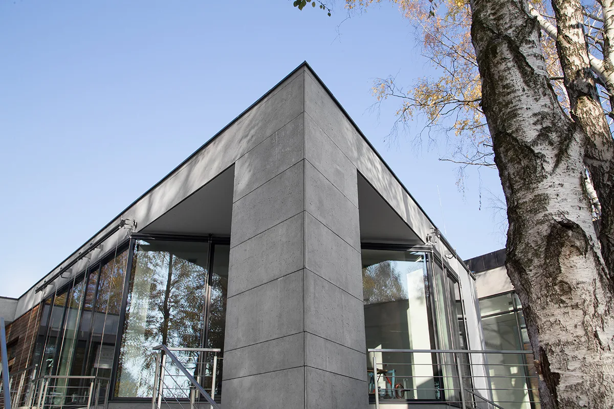 Beton architektoniczny — elewacja Kompleks Sportowo Rekreacyjny / Olsztyn