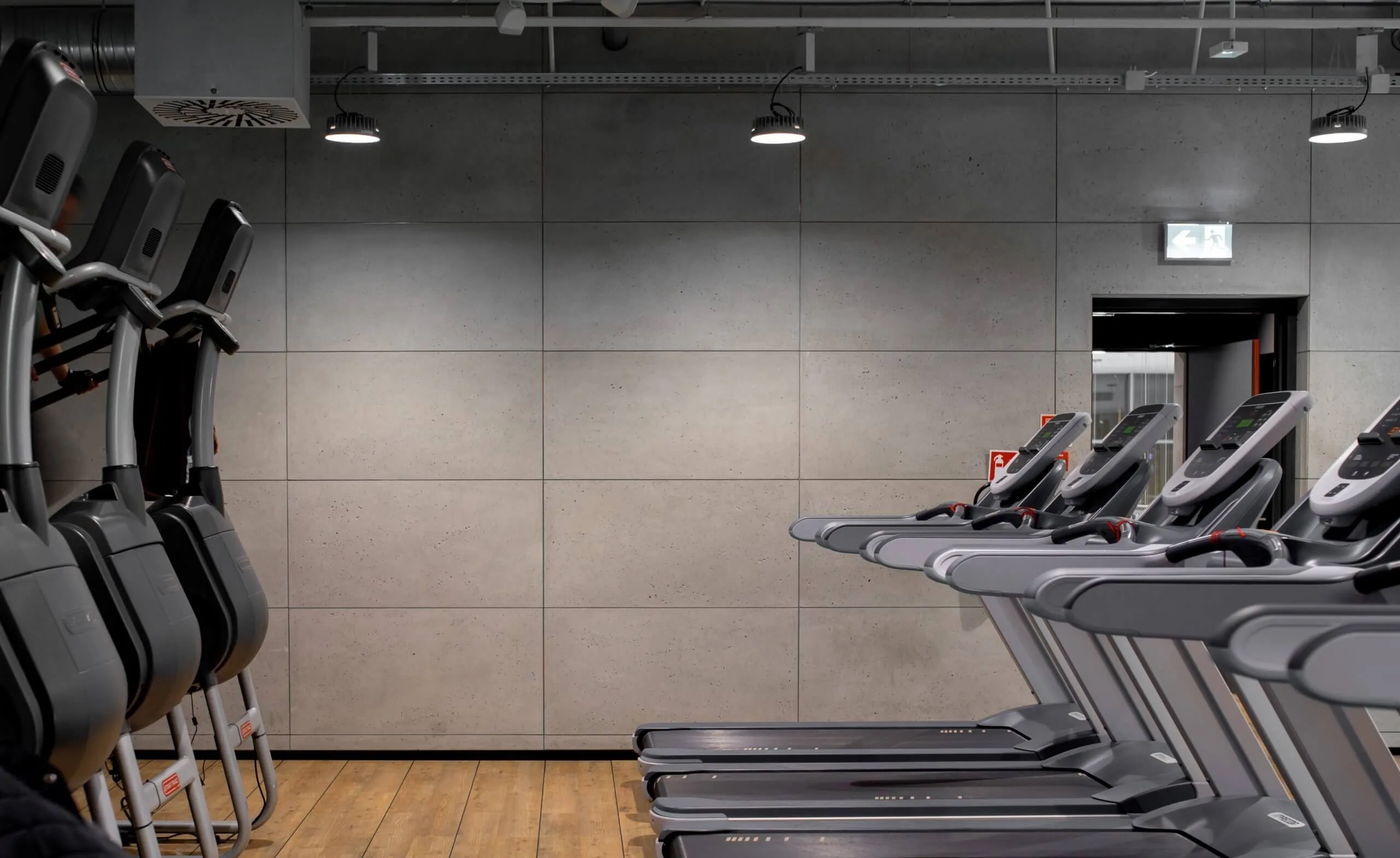 Beton dekoracyjny ConcreAte — realizacja McFit Wrocław