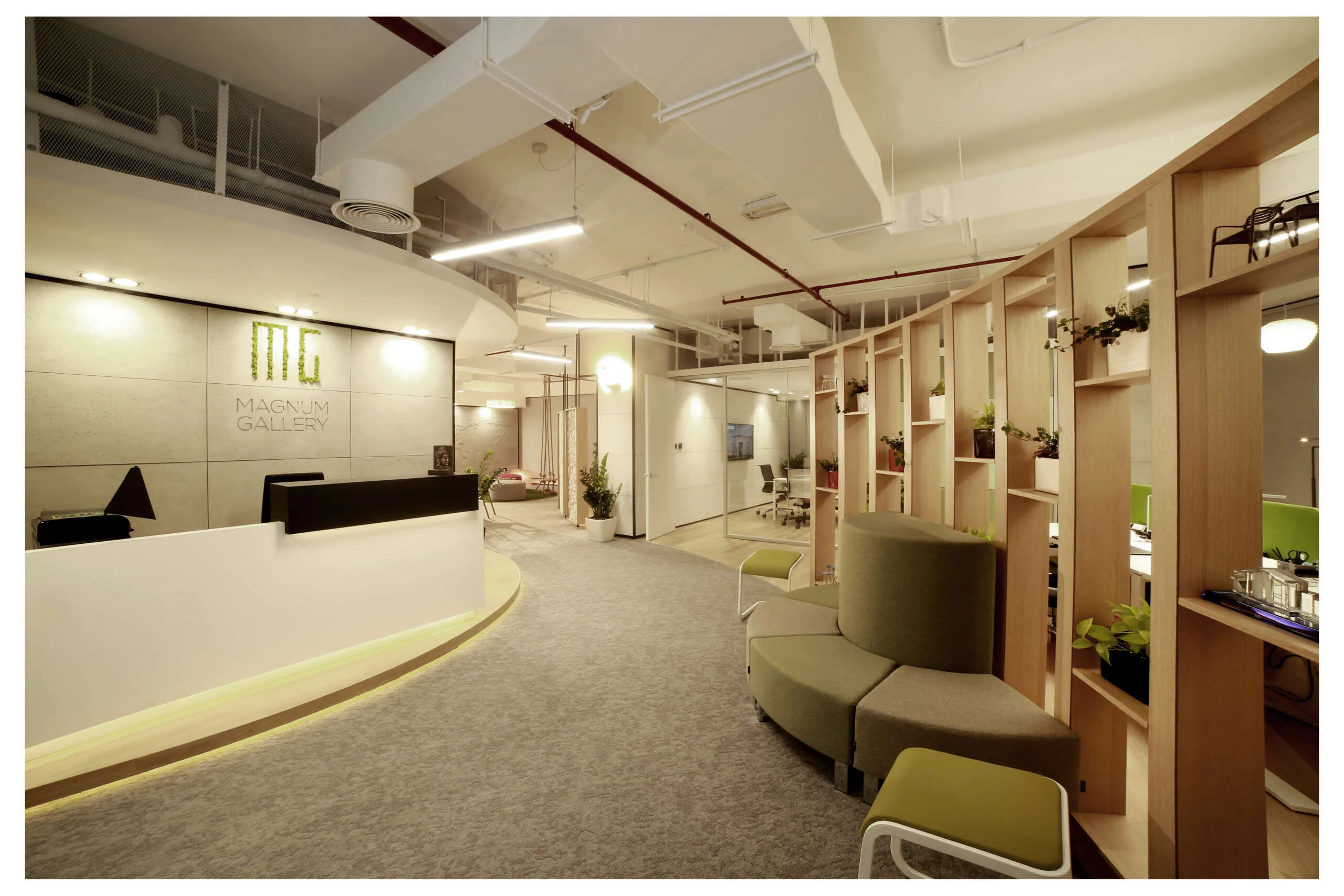 Ściany i oświetlenie z betonu architektonicznego concreAte common wymiary standardowe 120x60 heksagony / kompozycja oświetlenie C091 i C002 — Mg Gallery Showroom / Dubaj