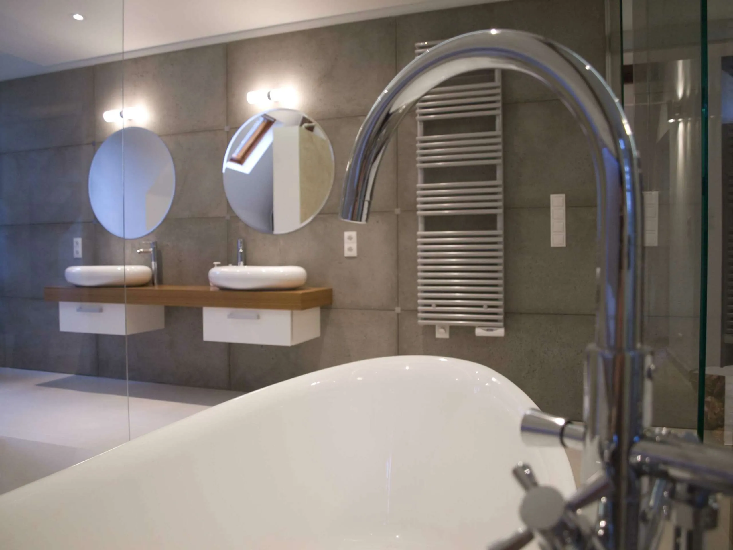 Płyty betonowe concreAte common — łazienka Paryż