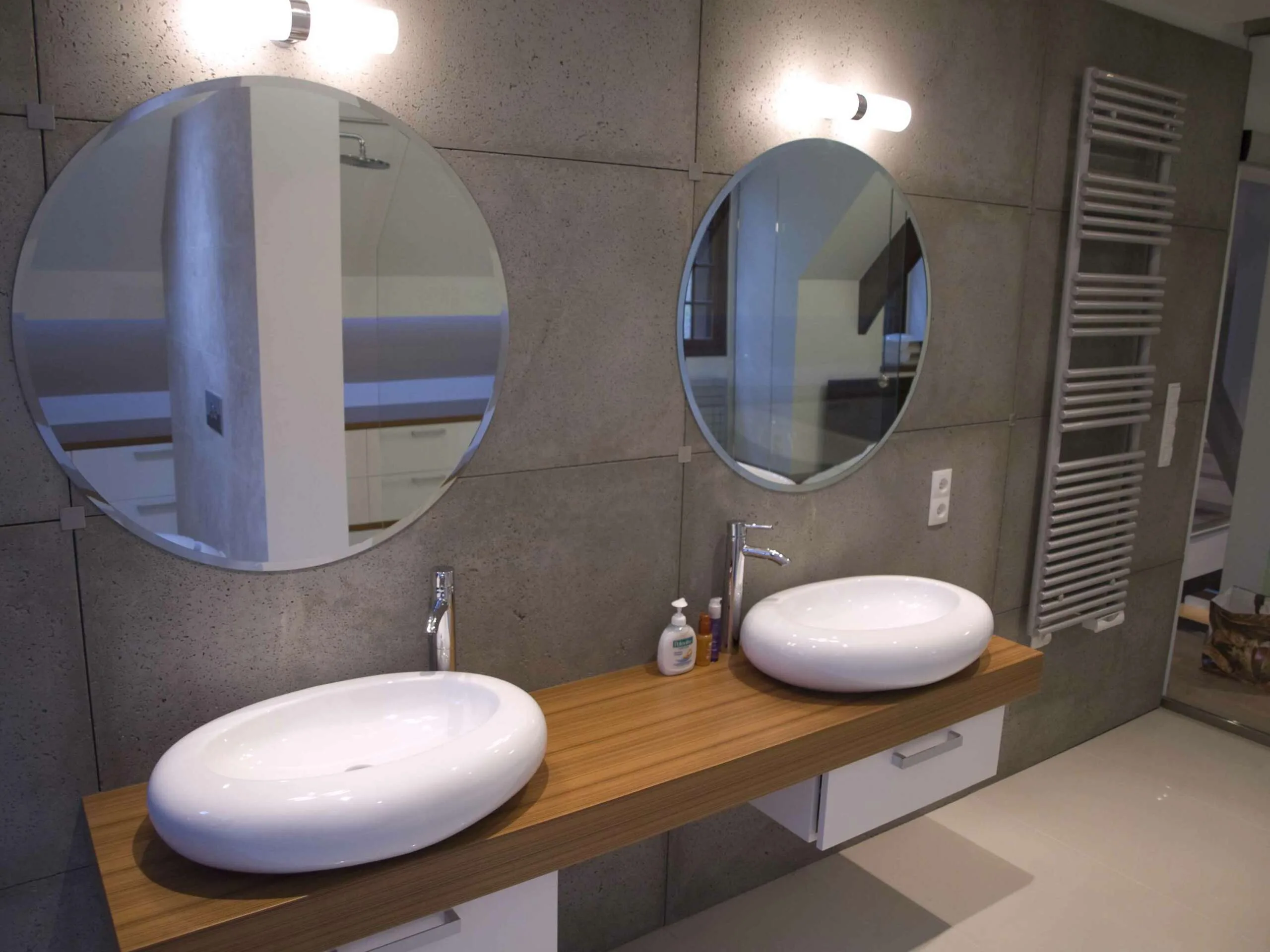 Beton dekoracyjny ConcreAte — realizacja Paryż Sfera