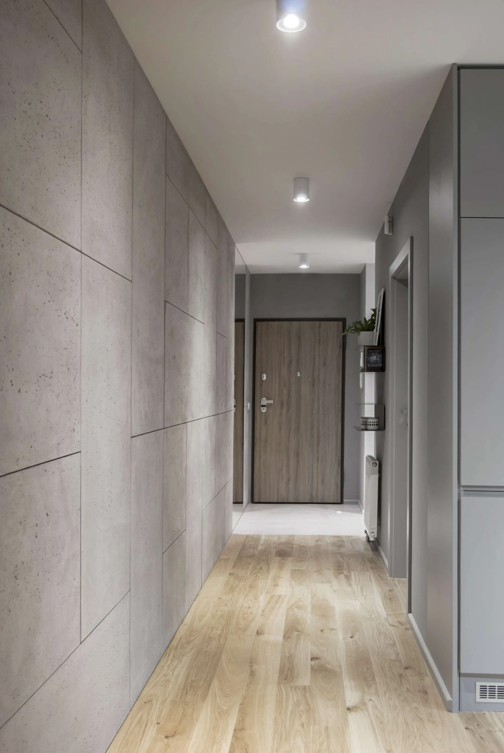 Beton architektoniczny — hol Perla Verona mieszkanie prywatne / Kraków