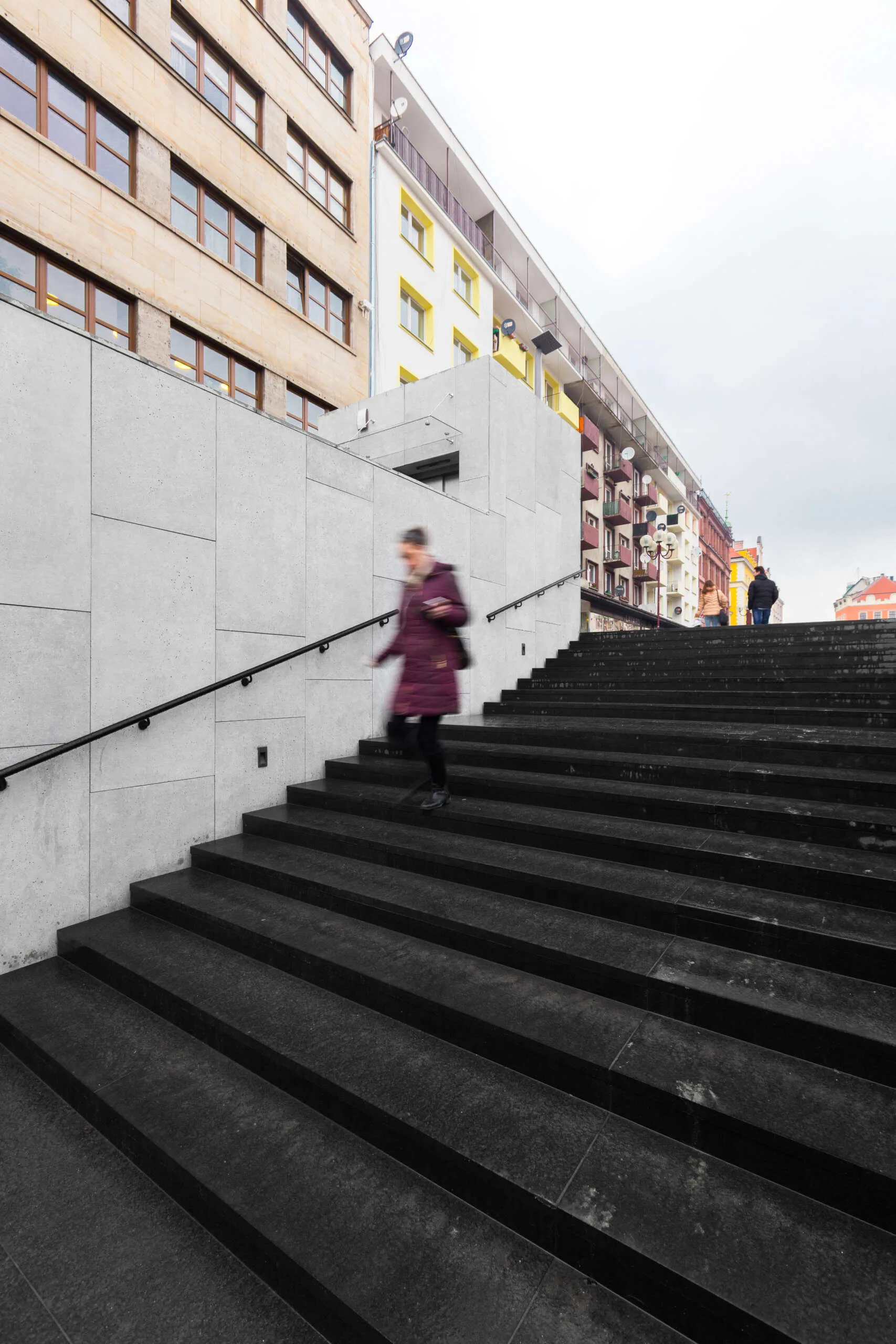 Płyty elewacyjne z betonu architektonicznego concreAte common wymiary standardowe 120x60 — Przejście Świdnickie / Wrocław