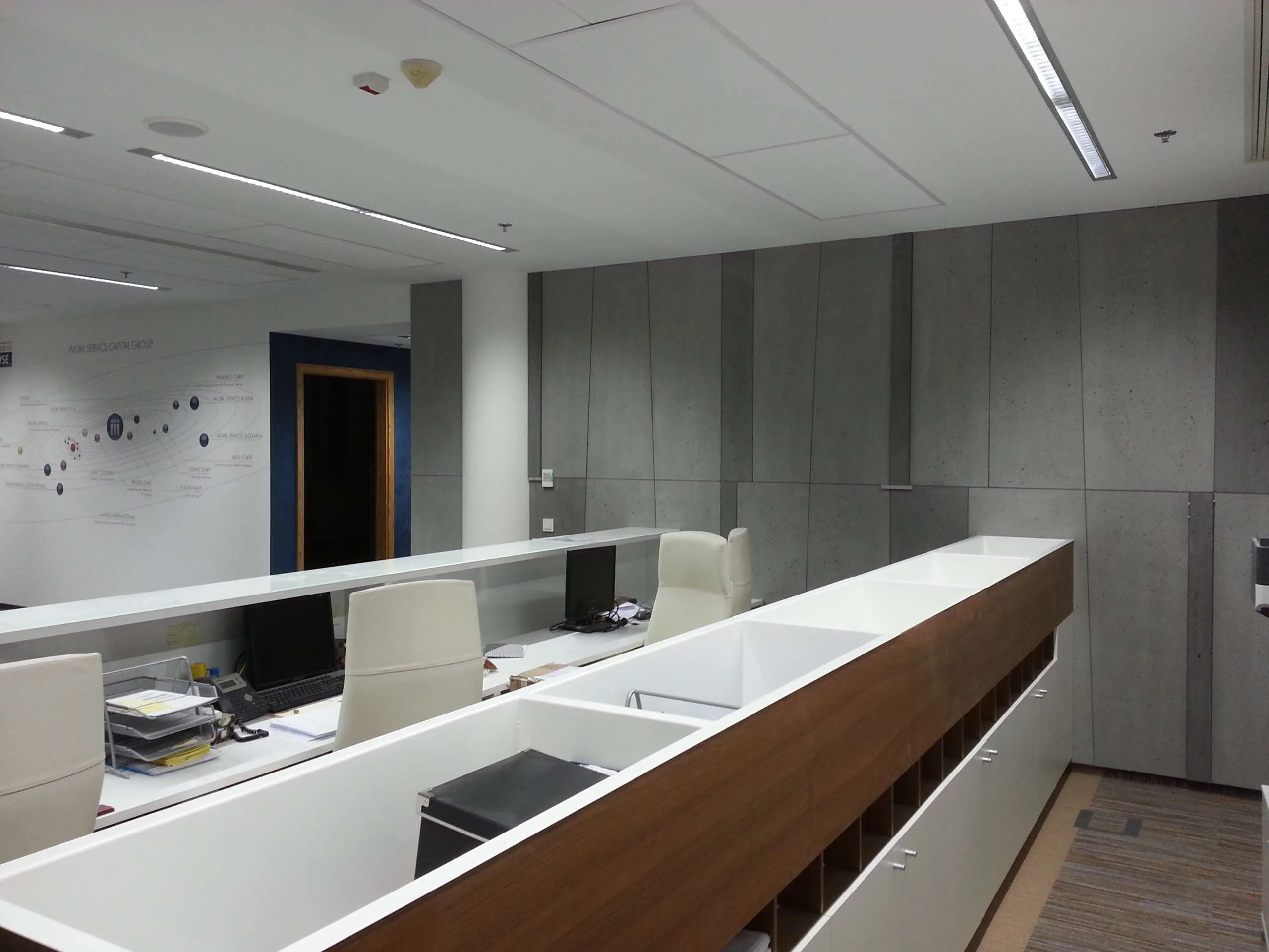 Beton architektoniczny — biuro Work Service / Warszawa